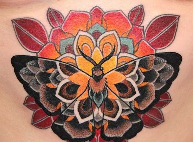 Tatuagem na barriga da menina - mandala e uma borboleta