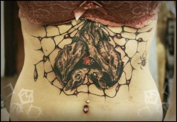 Tatuagem na barriga da menina - morcegos e teia de aranha