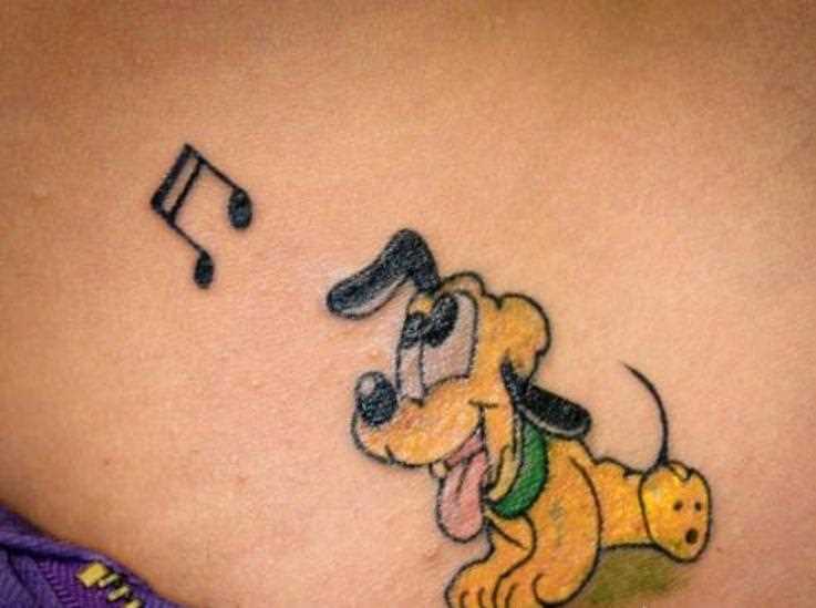 Tatuagem na barriga da menina - nota e o cãozinho