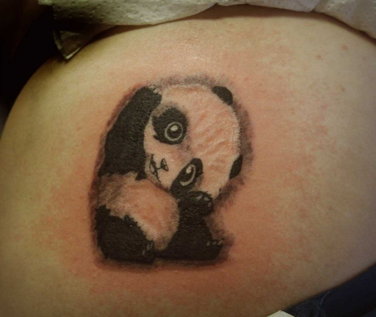 Tatuagem na barriga da menina - panda