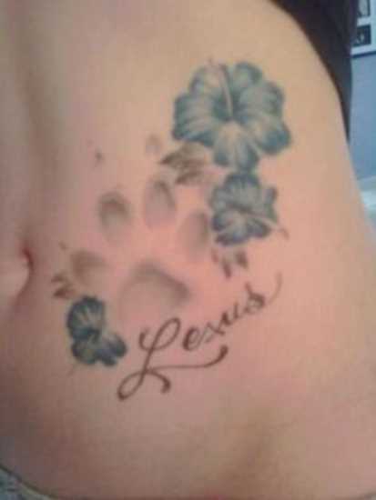 Tatuagem na barriga da menina - pata e flores