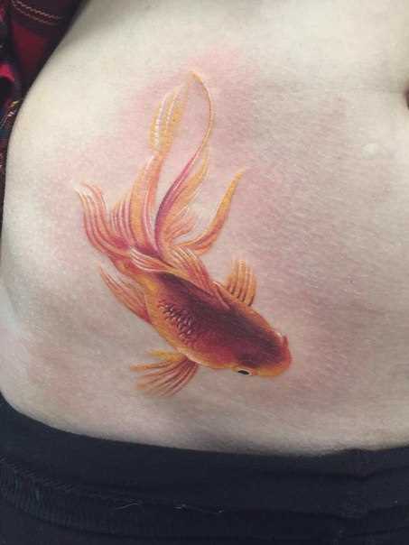 Tatuagem na barriga da menina - peixe