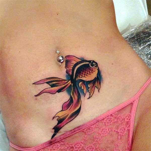 Tatuagem na barriga da menina - peixinho