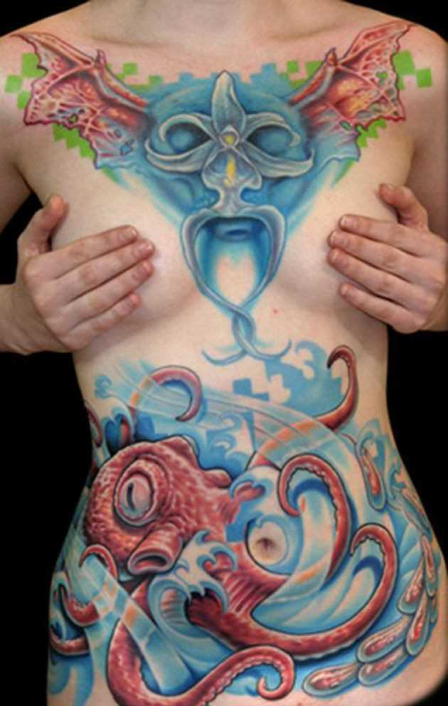 Tatuagem na barriga da menina - polvo