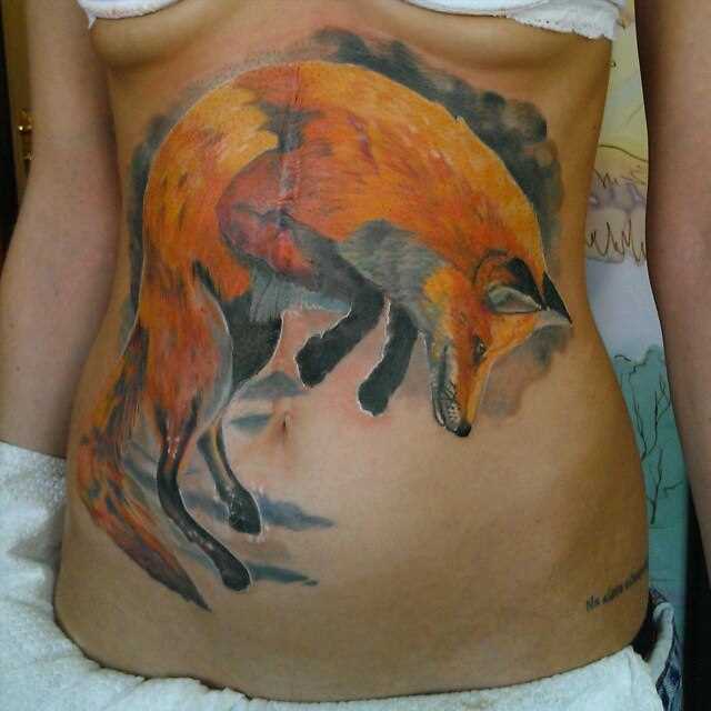 Tatuagem na barriga da menina - raposa