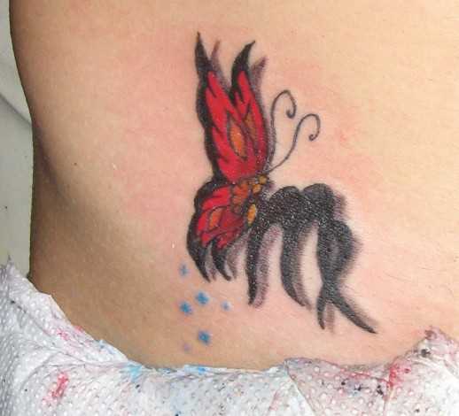 Tatuagem na barriga da menina - signo de virgem e a borboleta
