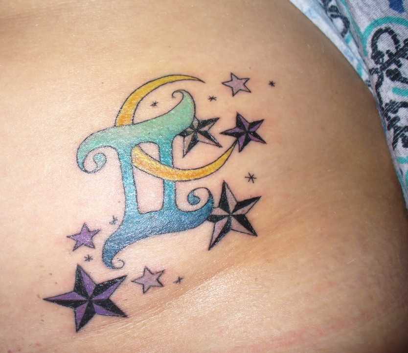 Tatuagem na barriga da menina - signo do zodíaco de gêmeos, lua e estrela