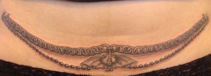 Tatuagem na barriga da menina - um colar com pingente