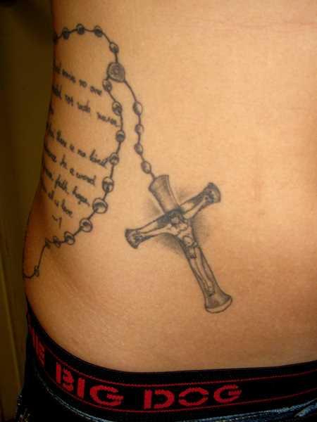 Tatuagem na barriga da menina - um colar com uma cruz