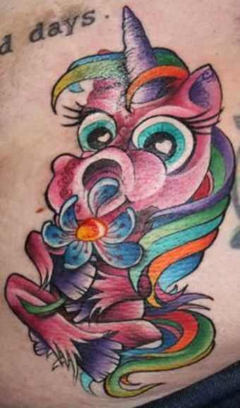 Tatuagem na barriga da menina - um unicórnio com uma flor