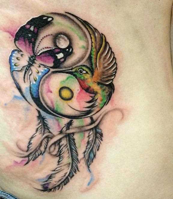 Tatuagem na barriga da menina - Yin-Yang, beija-flor e uma borboleta