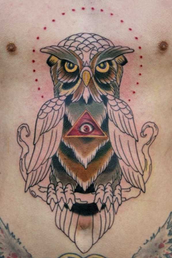 Tatuagem na barriga de um cara - a pirâmide com o olho de coruja