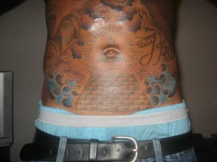 Tatuagem na barriga de um cara - a pirâmide com o olho