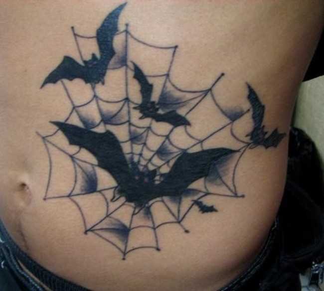 Tatuagem na barriga de um cara - a web e os morcegos