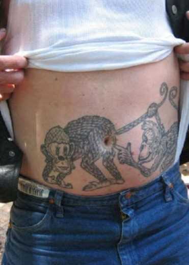 Tatuagem na barriga de um cara - de- macaco