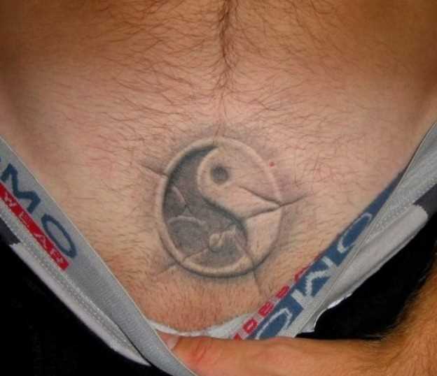 Tatuagem na barriga de um cara - de Yin-Yang