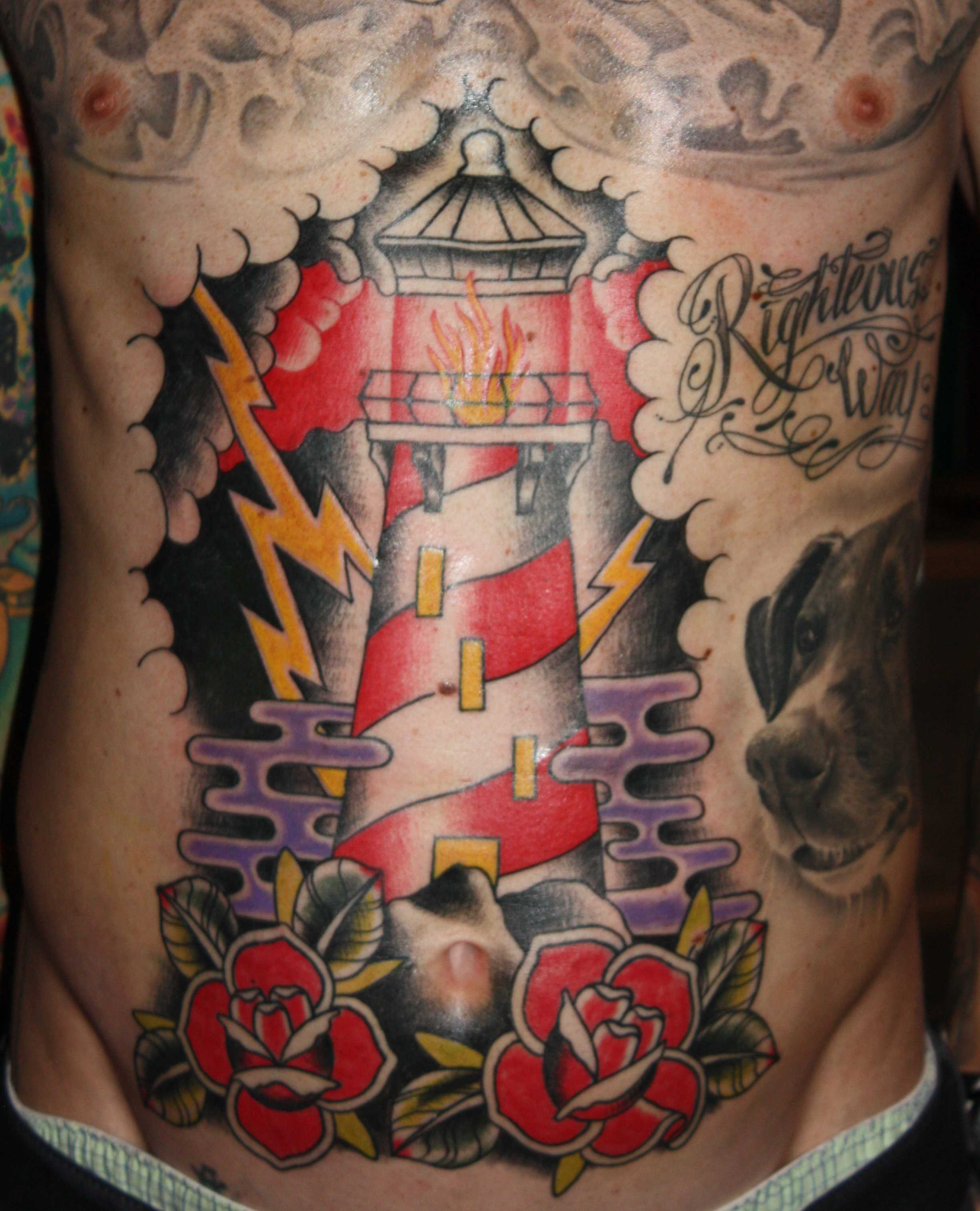 Tatuagem na barriga de um cara - farol, cep e rosas