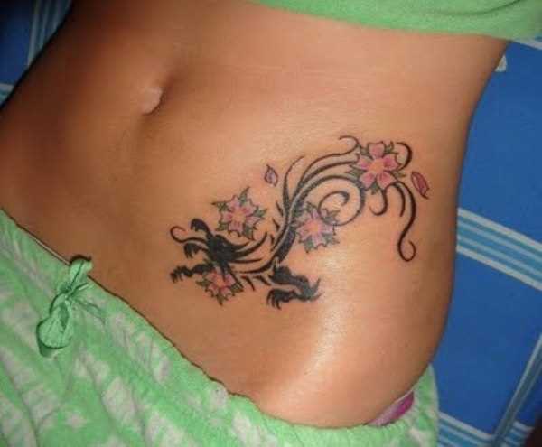 Tatuagem na barriga de uma menina de dragão, e sakura