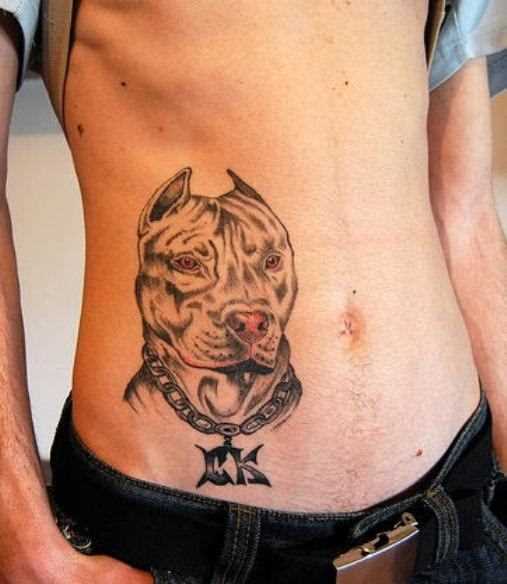 Tatuagem na barriga do cara em forma de cão