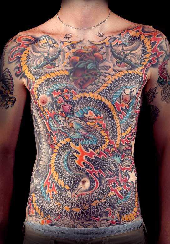 Tatuagem na barriga do cara em forma de dragão