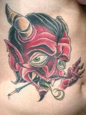Tatuagem na barriga do cara - o diabo