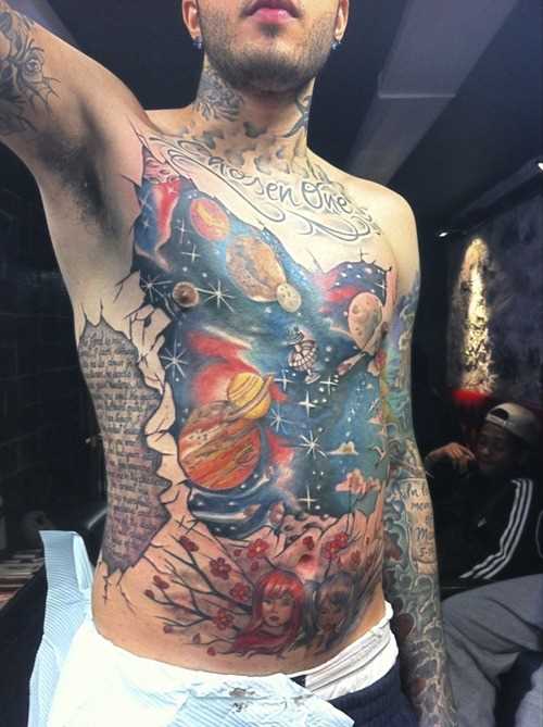 Tatuagem na barriga do cara - o espaço