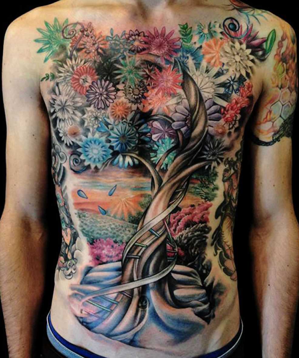Tatuagem na barriga e no peito o homem - árvore