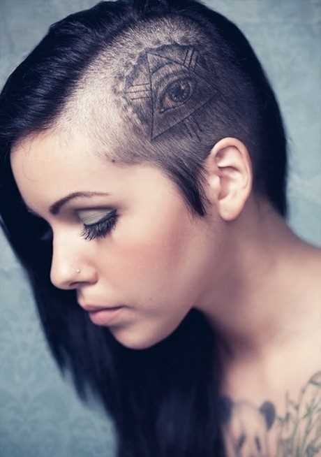Tatuagem na cabeça da menina - a pirâmide com o olho