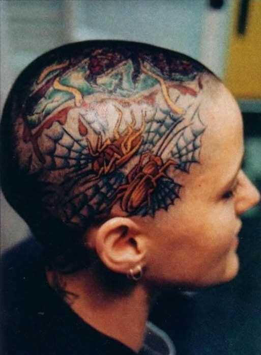 Tatuagem na cabeça da menina - a web e besouros