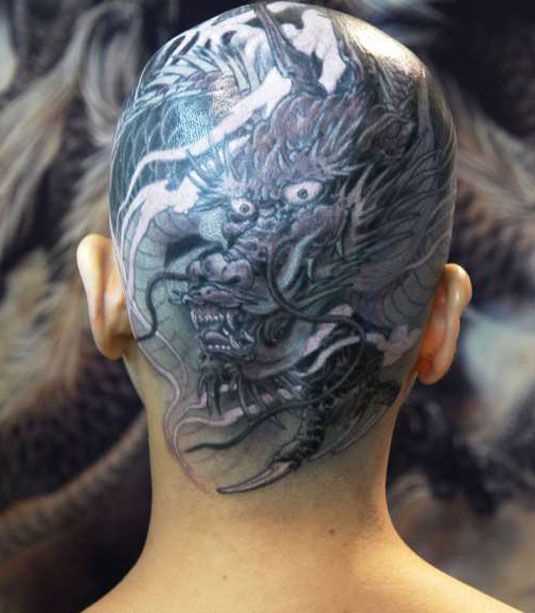 Tatuagem na cabeça da menina - dragão