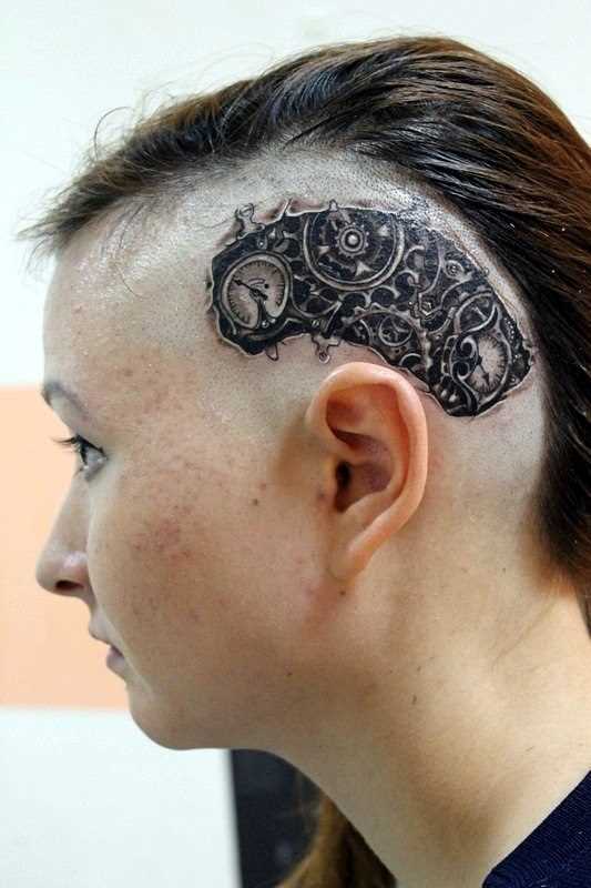 Tatuagem na cabeça da menina no estilo de biomecânica