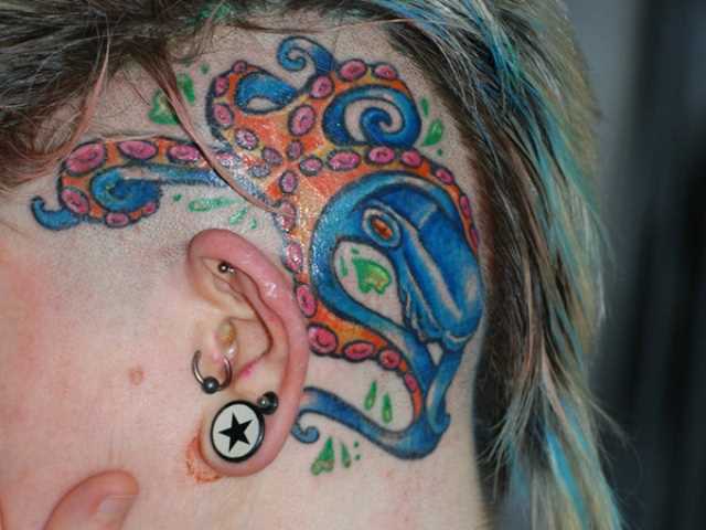 Tatuagem na cabeça da menina - polvo