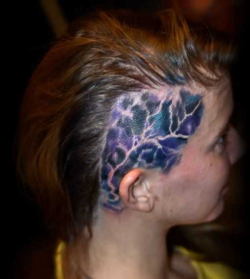 Tatuagem na cabeça da menina - relâmpago