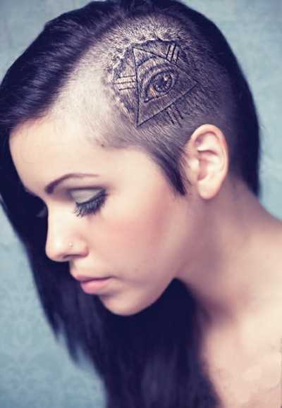 Tatuagem na cabeça da menina - triângulo com o olho de