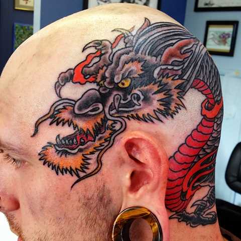 Tatuagem na cabeça de um cara - de- dragão