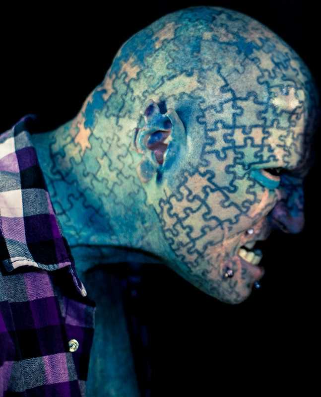 Tatuagem na cabeça de um cara de quebra - cabeças