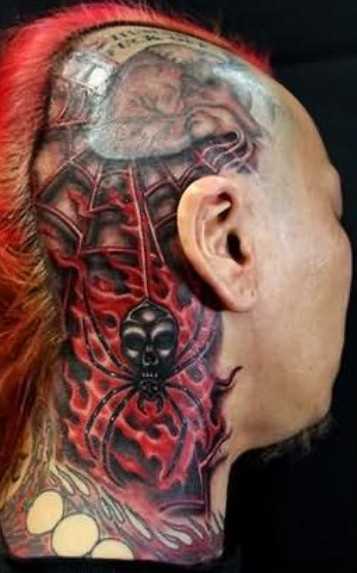 Tatuagem na cabeça de um cara - de- teia de aranha e a aranha no pescoço