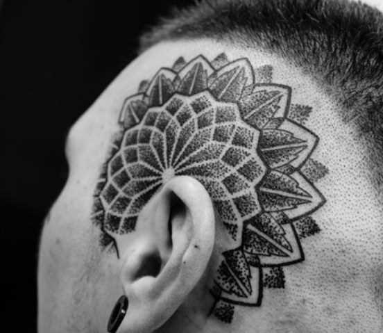 Tatuagem na cabeça de um cara - mandala