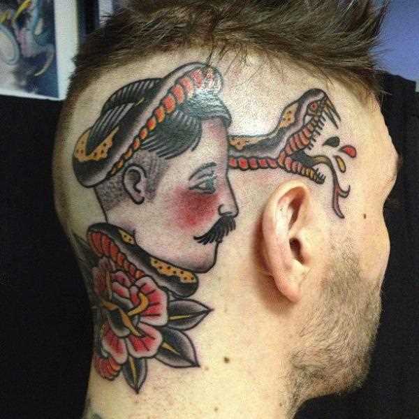 Tatuagem na cabeça de um cara - um homem com uma cobra