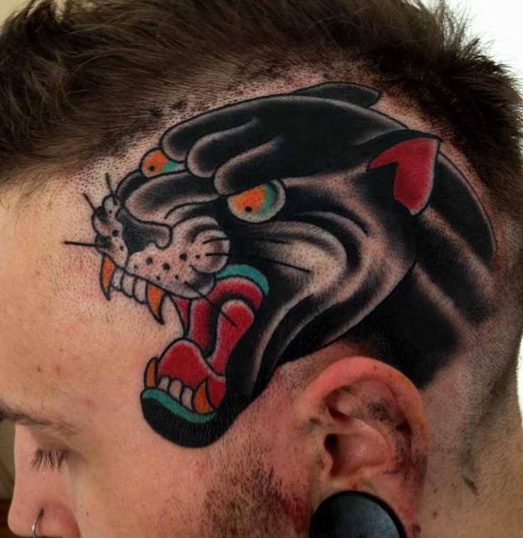 Tatuagem na cabeça de um homem - pantera