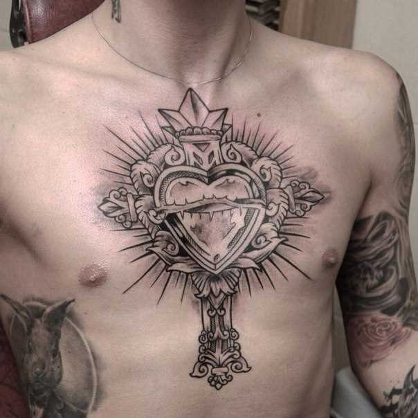 Tatuagem na cara no peito o coração e a cruz