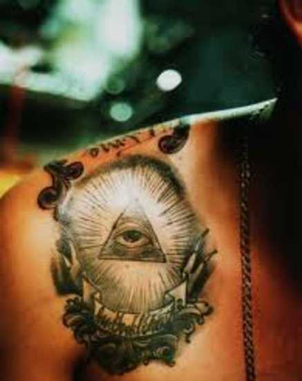 Tatuagem na clavícula cara - a pirâmide com o olho
