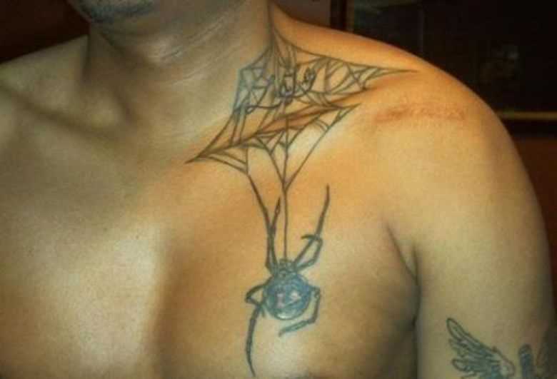 Tatuagem na clavícula cara - de- teia de aranha e a aranha no peito
