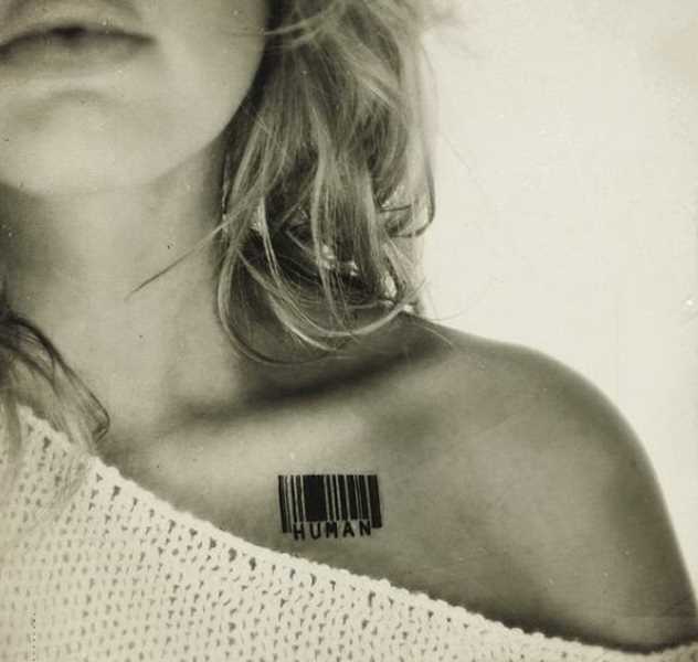 Tatuagem na clavícula meninas - código de barras