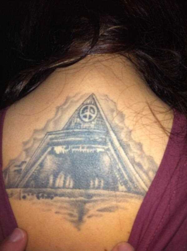 Tatuagem na coluna da menina - a pirâmide