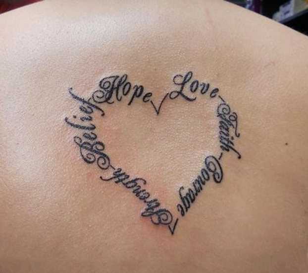 Tatuagem na coluna da menina - coração na ida inscrições