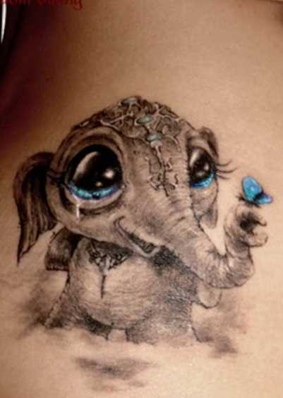 Tatuagem na coluna da menina - elefante