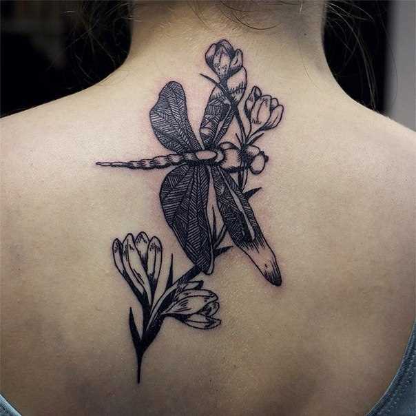 Tatuagem na coluna da menina - libélula