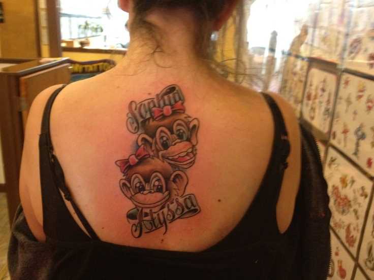 Tatuagem na coluna da menina - macaco