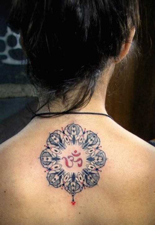 Tatuagem na coluna da menina - mandala e o símbolo Ohm